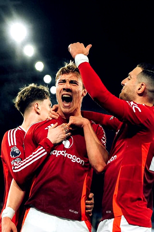 场面火爆！英超观众席沸腾不已