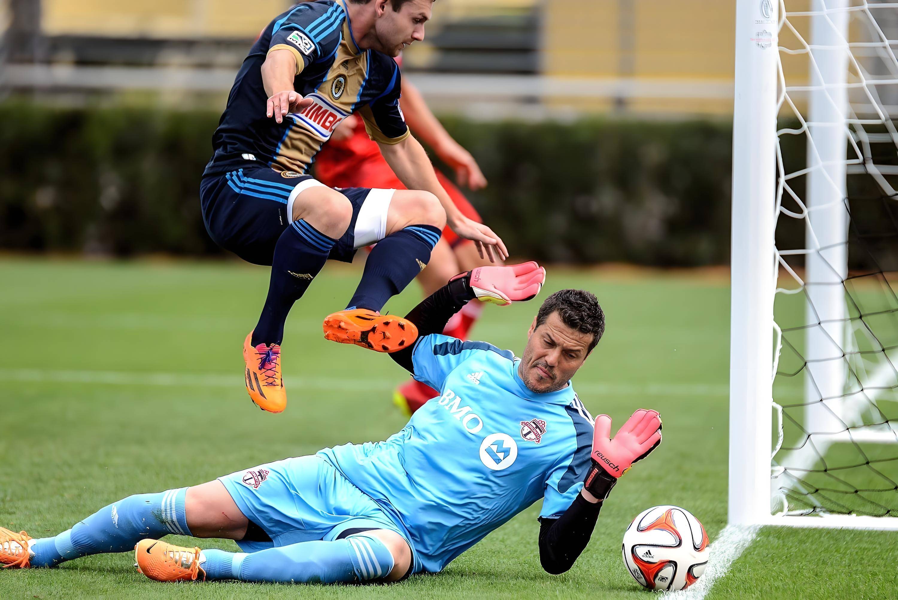 场面火爆！英超观众席沸腾不已