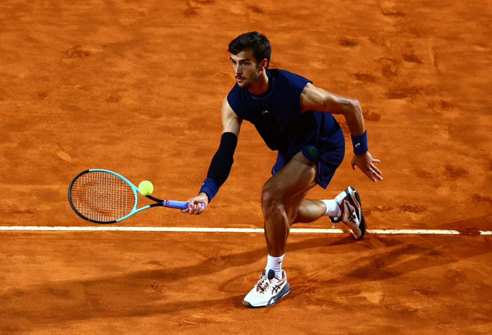 关于球星爆发！网球赛场再现神级操作的信息