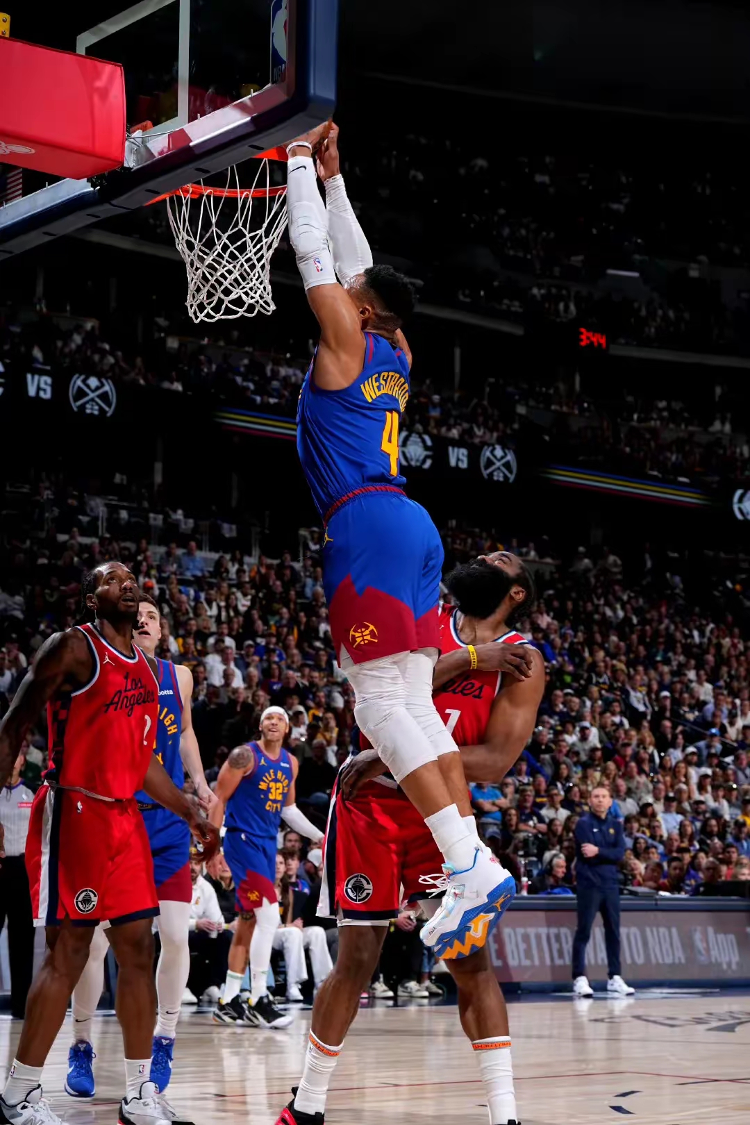 关于掘金鏖战步行者，哈登扛起全队的信息