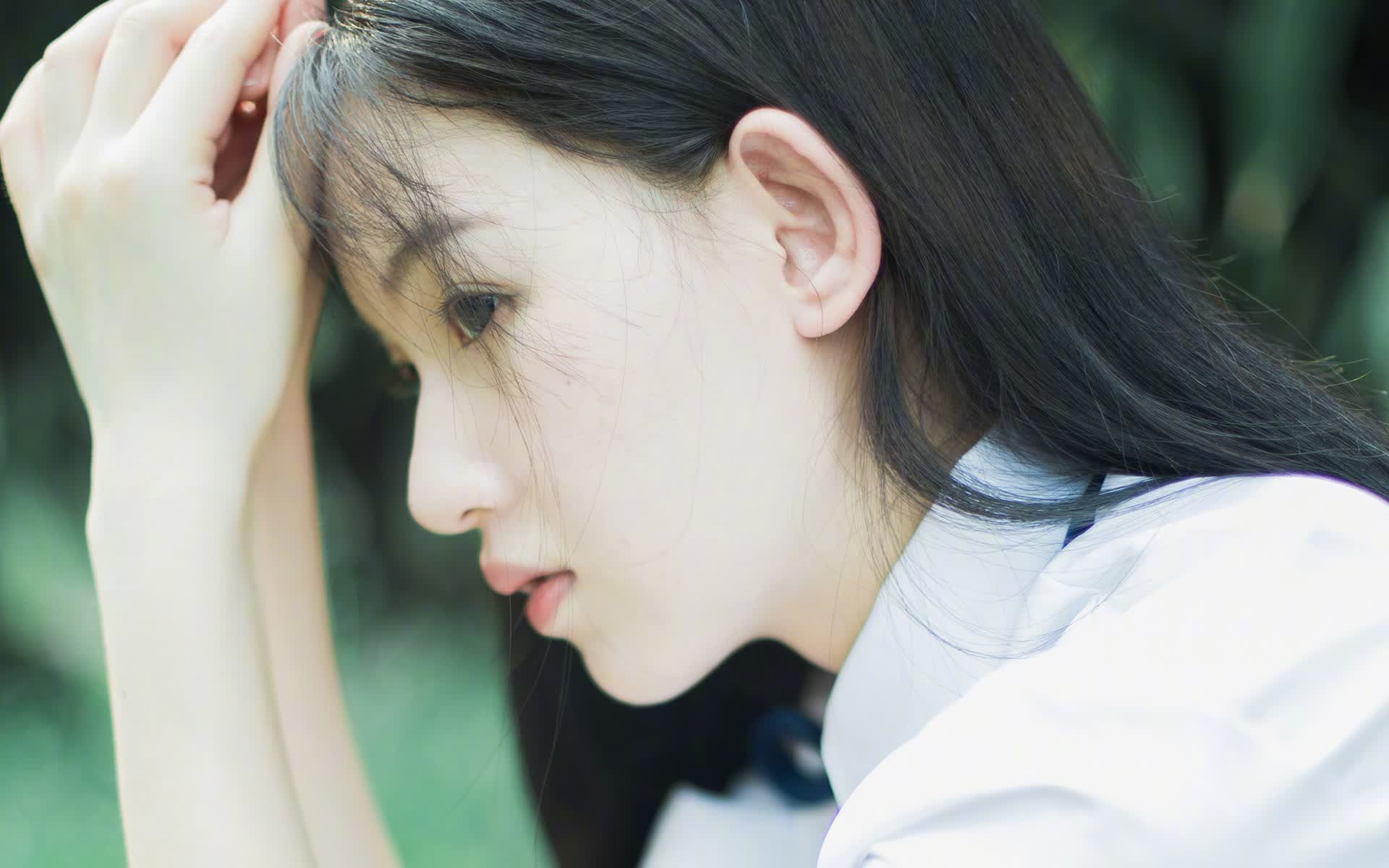 让我们先来扩展思维，构思一个能够完美融合这些矛盾并制造故事悬念的文章标题